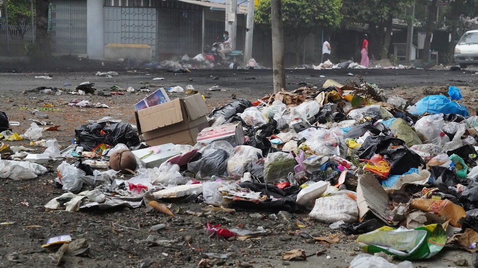 GUnderground_TV's tweet photo. Myanmar🇲🇲:

The death toll from the coup regime's bloody crackdown against anti-coup protesters has passed 500 since the coup took place on the 1st of February.

Protesters have now called a #GarbageStrike, dumping rubbish on major roads to hinder the military's movements https://t.co/4yDHbjzaHA
