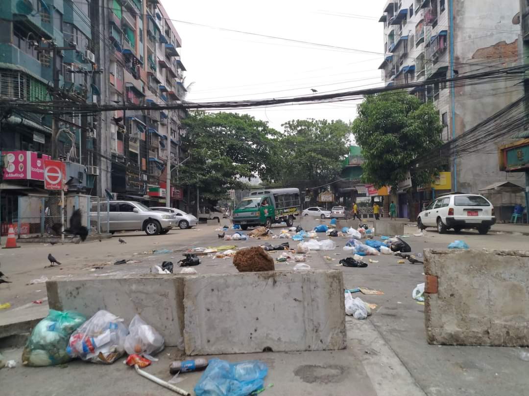 GUnderground_TV's tweet photo. Myanmar🇲🇲:

The death toll from the coup regime's bloody crackdown against anti-coup protesters has passed 500 since the coup took place on the 1st of February.

Protesters have now called a #GarbageStrike, dumping rubbish on major roads to hinder the military's movements https://t.co/4yDHbjzaHA