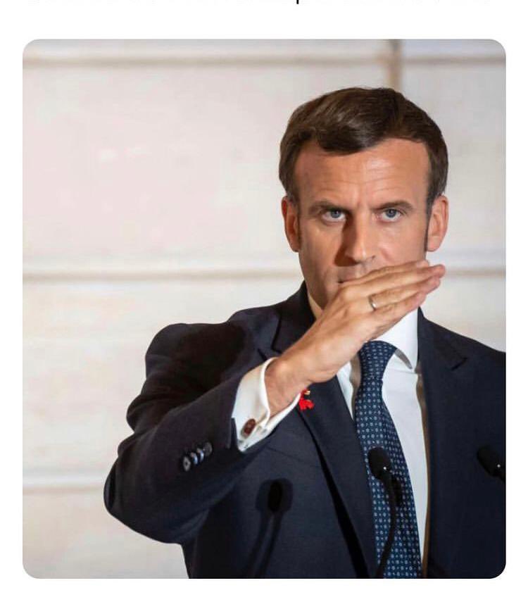 MikeAbergel's tweet photo. Pendant le seder :  Mon père  avant de casser la matsa   @jewbuzz https://t.co/srSE1AqCRx
