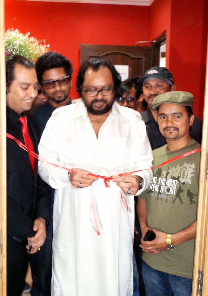 Asgarkb's tweet photo. #ismaildarbar 
some happy moments with the great legend 
Indian Bollywood film score composer, instrumentalist, violinist and music director. He was a contestant on Bigg Boss 3 in 2009
#BiggBoss #kalabhumi #kalabhumievent #artist #bestsinger #kalabhumiismaildarbar #NationalFilm https://t.co/5pMZh59eK1