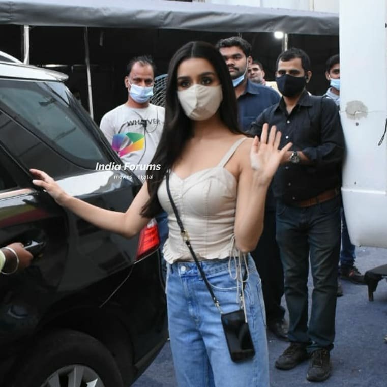 here4shraddha's tweet photo. Reposted from @indiaforumsbollywood @shraddhakapoor loooked stunning as she was spotted at filmcity today 💯
.
.
.
#ShraddhaKapoor #indiaforumsbuzz #indiaforumsbollywood #indiaforums #bollywoodcelebrity #bollywoodactor #bollywoodstars #bollywoodactress #bollywoodactors https://t.co/8rg9lIoiIv