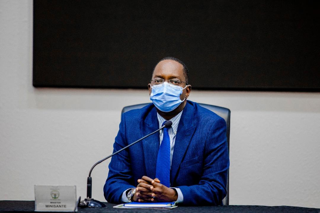 RwandaHealth's tweet photo. Min. @DrDanielNgamije  Aributsa abaturarwanda bose cyane cyane abahawe urukingo rwa mbere rwa #COVID-19 ko bakomeza gukaza ingamba zo kwirinda kwandura cyangwa kwanduza abandi COVID-19 kabone niyo waba warafashe urukingo rwa kabiri.
#Sindohoka https://t.co/RW6PUMjmMA