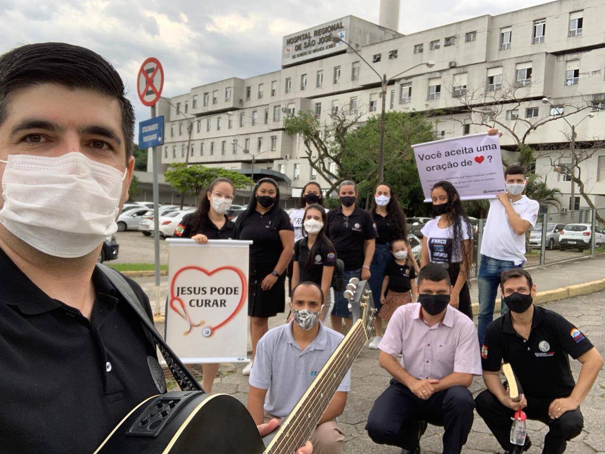 Evangelismo nos hospitais! 😍🙏

Oração e louvores buscando a cura de todos neste momento delicado. 🙌

Hospital regional de São José - SC

Enquanto nossos irmãos oravam e cantavam, pessoas internadas no quarto e enfermeiros participaram deste momento único.

Deus abençoe a todos