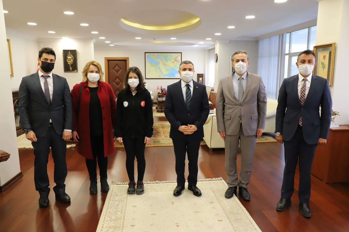 duzce_valiligi's tweet photo. TÜBİTAK Ulusal Bilim Olimpiyatları'nda altın madalya kazanan öğrencimiz İrem Gülce Yazgan, ailesi ve öğretmenleri ile birlikte, Valimiz Sayın Cevdet Atay'ı makamında ziyaret ettiler. https://t.co/Zq0wyJ7Ygw