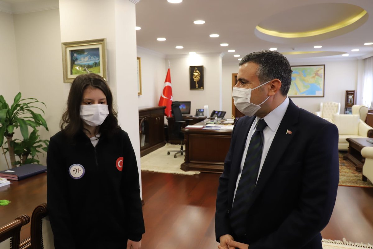 duzce_valiligi's tweet photo. TÜBİTAK Ulusal Bilim Olimpiyatları'nda altın madalya kazanan öğrencimiz İrem Gülce Yazgan, ailesi ve öğretmenleri ile birlikte, Valimiz Sayın Cevdet Atay'ı makamında ziyaret ettiler. https://t.co/Zq0wyJ7Ygw