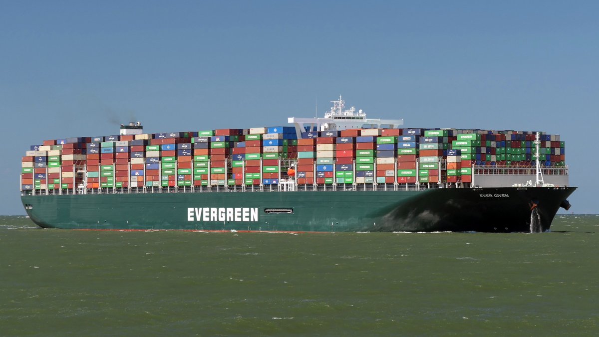 Effexoft's tweet photo. Learn from #Evergiven. Give your containers &amp; vessels the #Effecta edge. #Effecta enables you to track them, so that production issues can be addressed efficiently, if there is a delay. #evergreen #suezblocked # #shipping #Salesforce  #sfdc  #supplychainlogistics https://t.co/kFTGm7QkLf