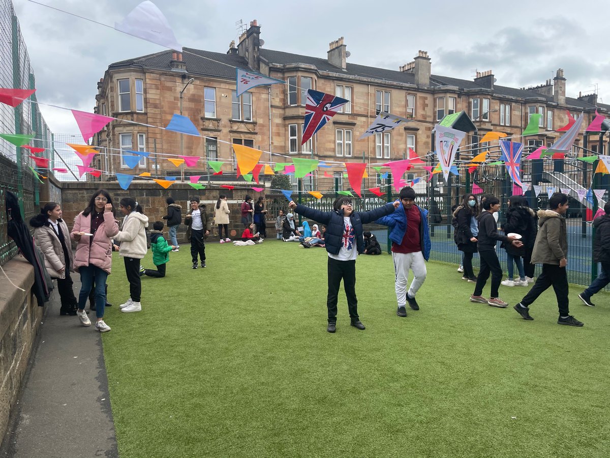 PPSP7B's tweet photo. Even the sun made an appearance for our tea party! Well done Primary 7, we are so proud of you for all your hard work 👏 https://t.co/APsIX7p2aQ