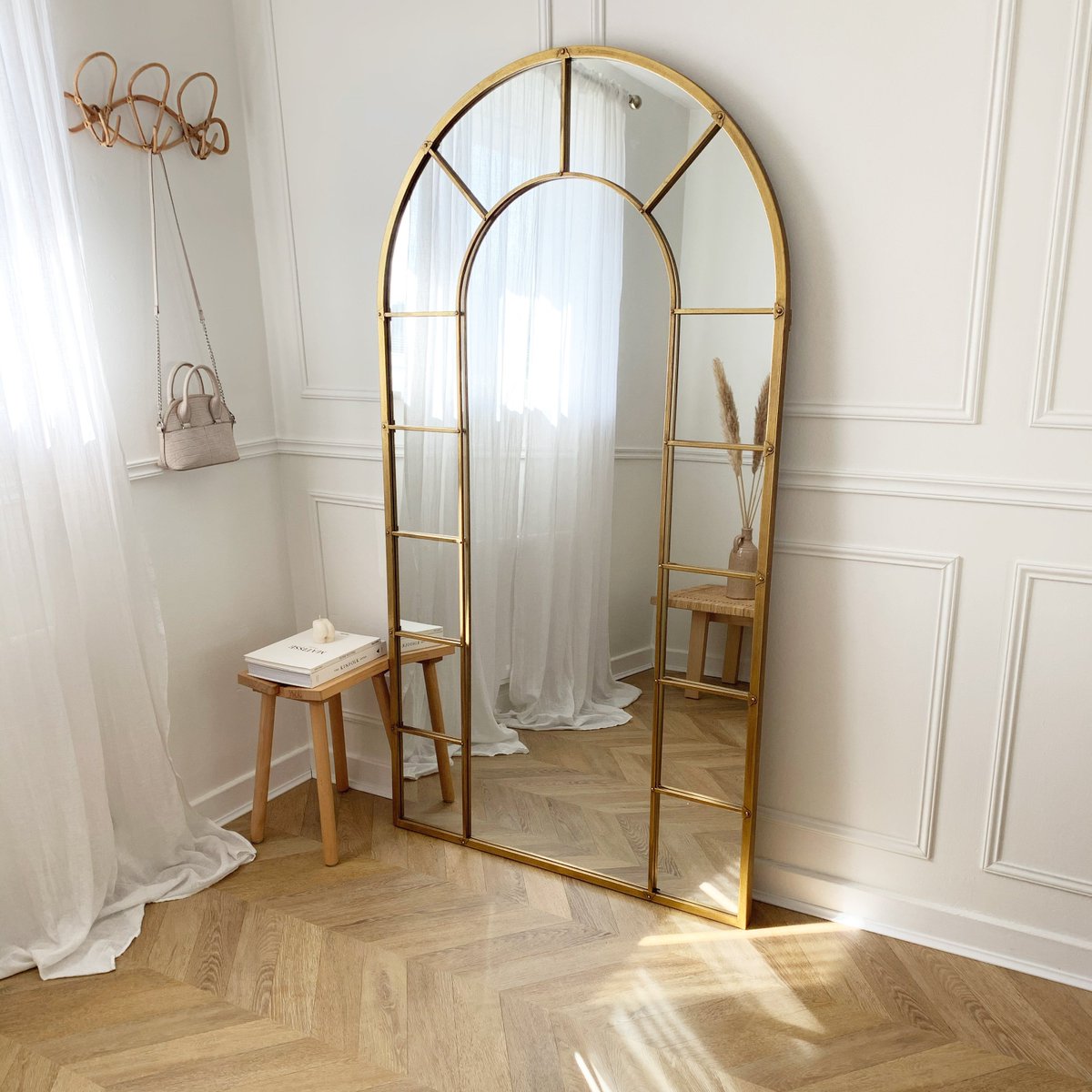 williamwmirrors's tweet photo. Our gold Chicago mirror will add an industrial feel to your home, whilst still remaining elegant. For alerts on our next re stock, be sure to sign up with your email via the product listing page. Photo - @mygatefordhome (Instagram image)

#sleek #homeinspo #gold #industrial https://t.co/lNseteoqer
