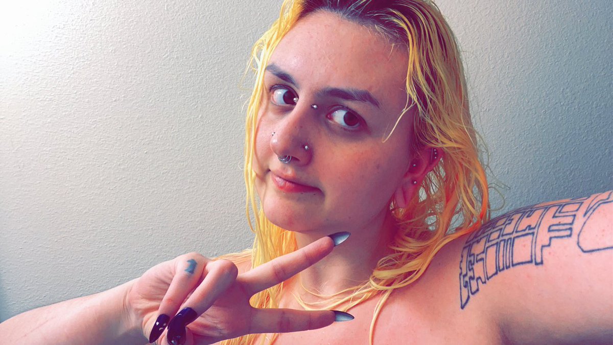 CatieKinge's tweet photo. Squeaky clean ✌🏻Been mostly streaming on twitch lately #yellowhair #wethair #punk #piercings #mfc #camgirl #aunaturel #nomakeup https://t.co/7Tc5hboe2K