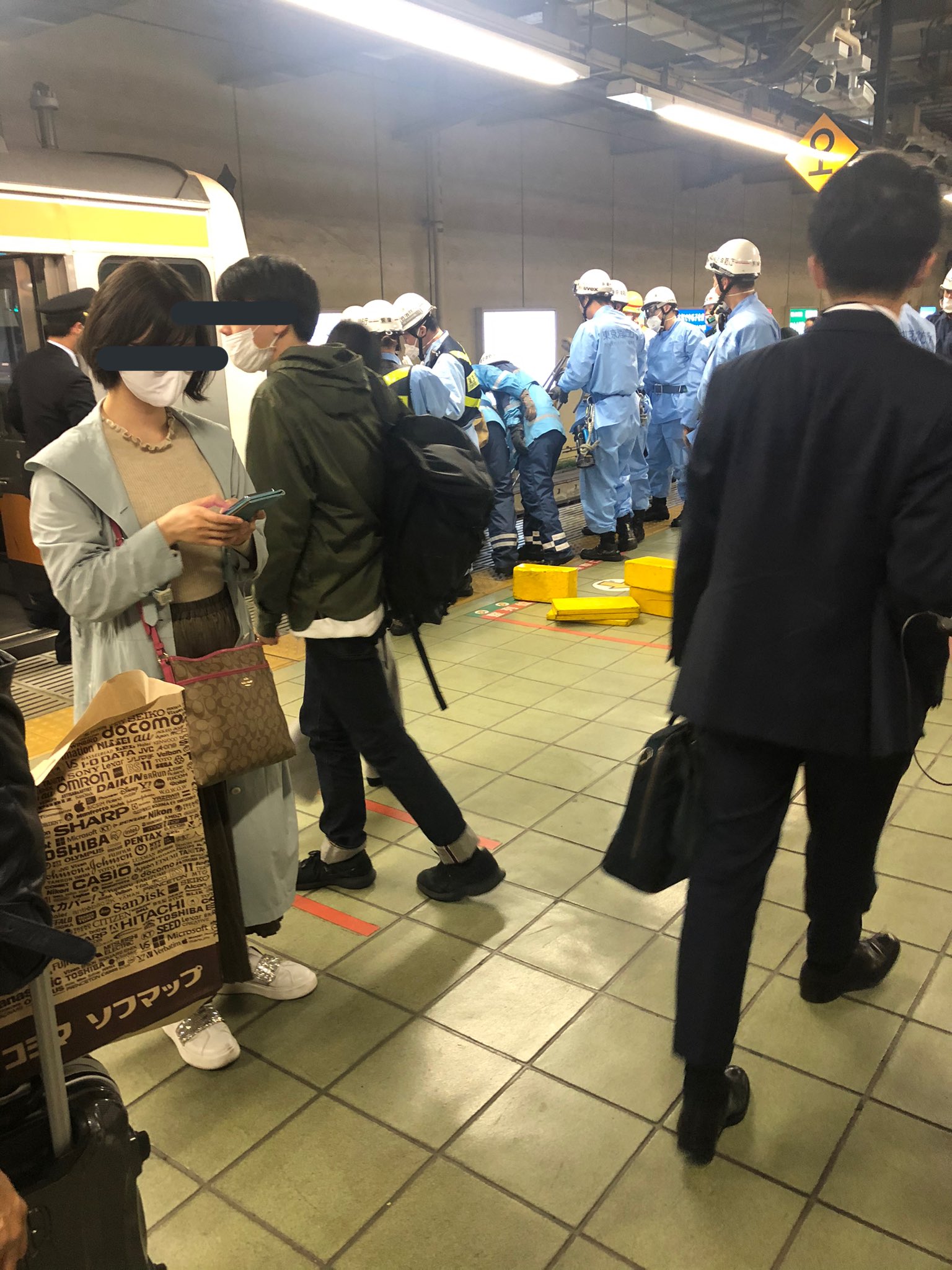 荻窪駅の人身事故で救護活動している画像