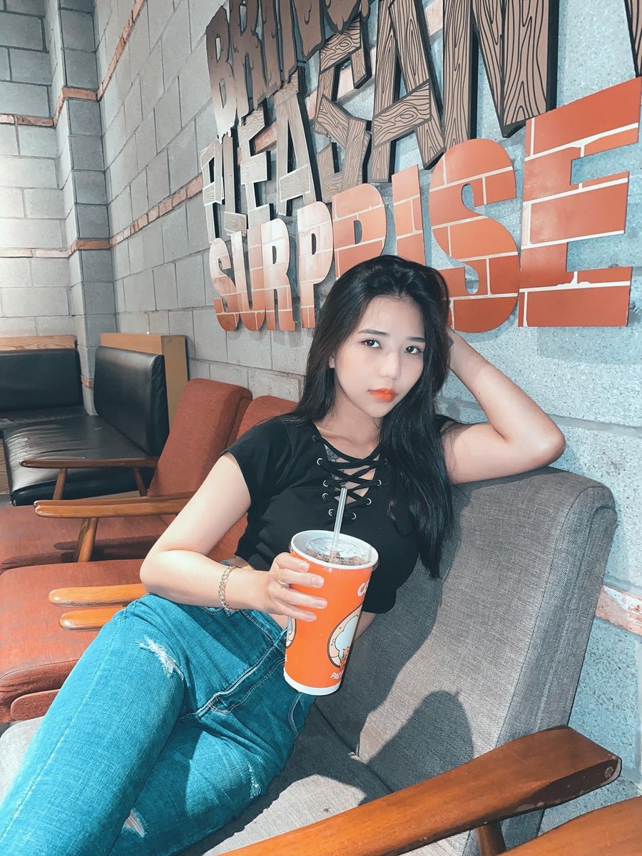 Dim89787646's tweet photo. Ước có ai ngồi kế bên nhờ 🥱 https://t.co/wsxht2rvD4