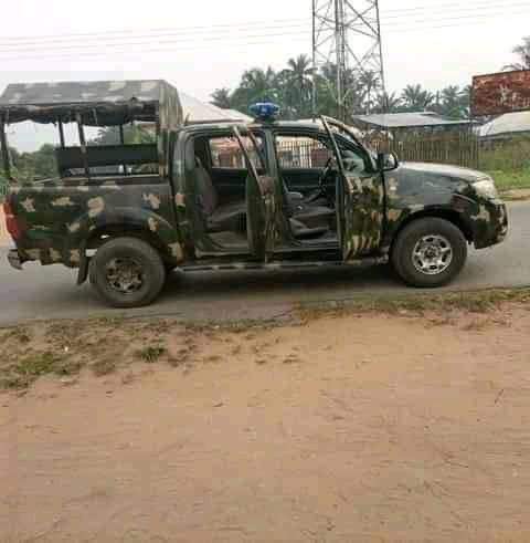 SaharaReporters's tweet photo. BREAKING: Gunmen Kill Nigerian Soldiers, Policemen, Burn Operational Vehicles In Akwa Ibom | Sahara Reporters 
The gunmen also killed a yet-to-be ascertained number of military officers while many others were injured. @PoliceNG @HQNigerianArmy 
READ MORE: https://t.co/mRpMgwtLXh https://t.co/C6Cjmsg6AU