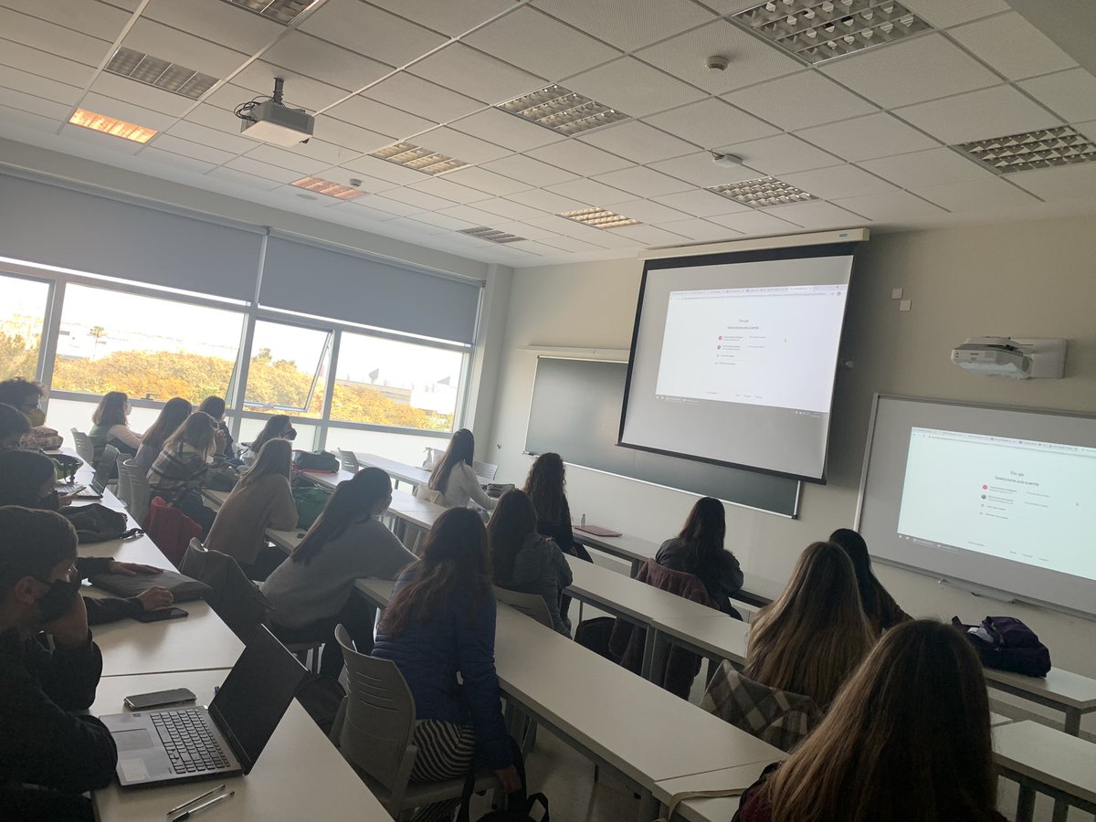 DhccmU's tweet photo. Últim dia d’exposicions del treball de recerca sobre les llengües a @DhccmU a @FacMagisteri https://t.co/fqP7Q1gf0I