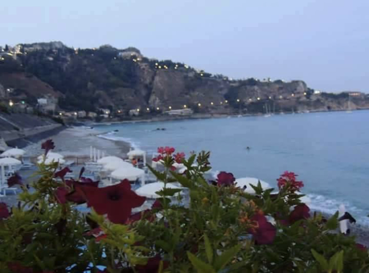 DHRTaormina's tweet photo. “Ci sono tramonti che sono angoli di Paradiso”
~⭐️
Sunset at #Taormina
#diamondnaxostaormina2021
#luxury #events #ristorantelaperla
#wedding #apericena #relax 
#catering #magia 

I nostri contatti ✍️
web : https://t.co/79eY5iGa88
e-mail : info@hotelsdiamond.it 
📞 0942 52064 https://t.co/2F2Wg2H4Dr