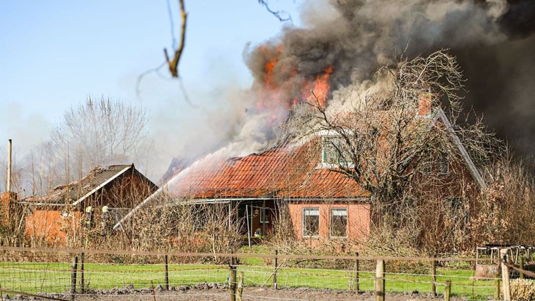 Schuurbrand slaat over naar huis in Zevenhuizen: Een brand in een schuur is vanmiddag overgeslagen naar een naastgelegen huis.