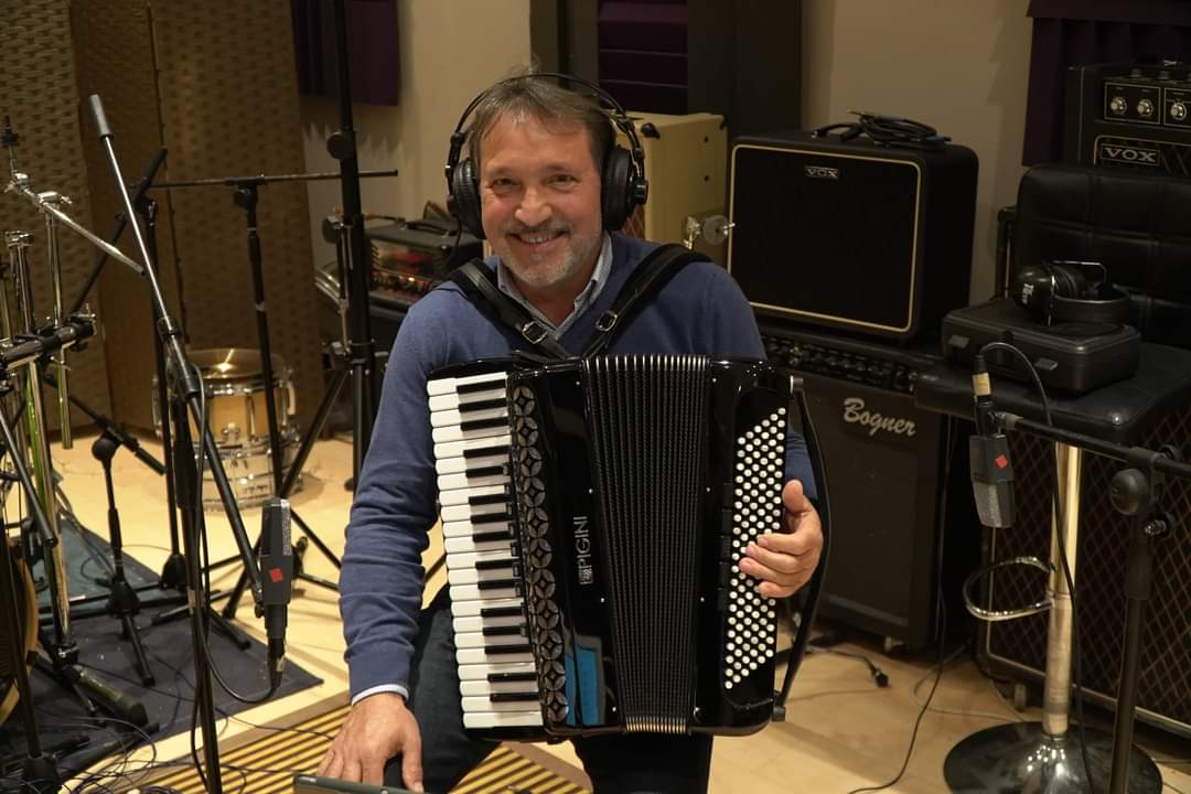 Algo se cuece en #TutuEstudios... 🎶
Comenzamos la semana en buena sintonía con Pipo Prendes y equipazo. 👌🏻

#audiovisual
#comunicación 💻
#MenganosProducciones 🎥