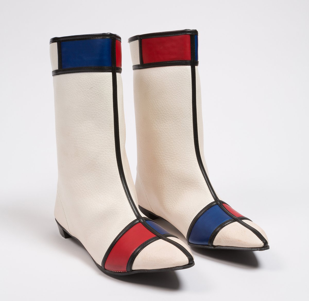 museumatFIT's tweet image. #ShoesdayTuesday During the '20s, painter Piet Mondrian perfected his abstract style. In 1965, fashion designer Yves Saint Laurent revealed his iconic Mondrian-inspired collection, influencing the designer of these boots. 
Learn more in #RoaringAndSwinging
exhibitions.fitnyc.edu/roaring-20s-an…