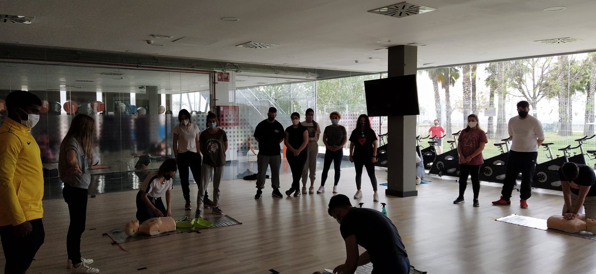 Otro día más nuestros alumnos y alumnas del Curso de Socorrista, que se está llevando a cabo en las instalaciones de AOSSA Sport Club Carmona, continúan con su preparación, aprendiendo a través de practicar de forma presencial.

#SocorristaAcuaticoProfesional
#Carmona