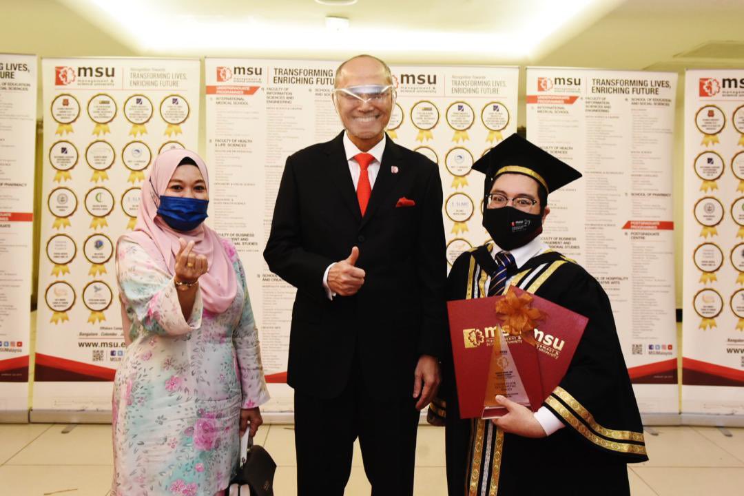 MohdShukriYajid's tweet photo. Congratulations to Sharul Ikmal Bin Mohd Sukkeri, recipient of Gold Medal Award in conjunction with MSU 27th Convocation. Such inspiring #MSUrian, so keep striving to go beyond great &amp; impact others. @MSUMalaysia #MSUconvo27 #go2MSU #beMSUrians @SharulIkmal_ #MSUsrc https://t.co/xEqSnPCZxJ