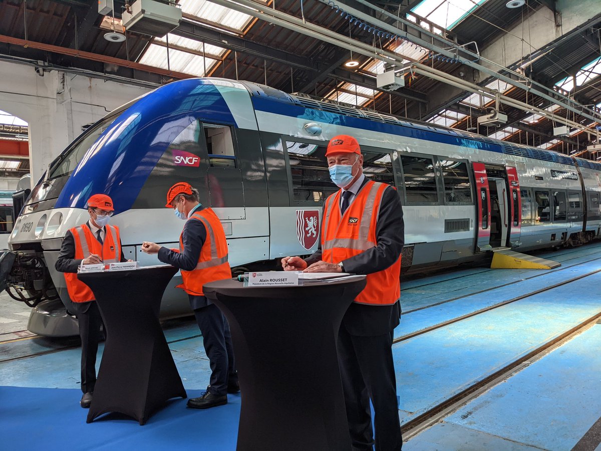 C'est signé | <a href="/NvelleAquitaine/">Nouvelle-Aquitaine</a> et <a href="/SNCF/">❌</a> s'engagent pour offrir une nouvelle vie à 62 rames Ter, garantissant un volume de travail de 600 000 heures au technicentre de Périgueux <a href="/JPFarandou/">Jean-Pierre Farandou</a> <a href="/hervelefevre7/">Hervé LEFEVRE</a> @renaudlagrave <a href="/Jacky_emon/">Jacky Emon</a> <a href="/TERNouvelleAQ/">SNCF Voyageurs TER NOUVELLE-AQUITAINE</a>
