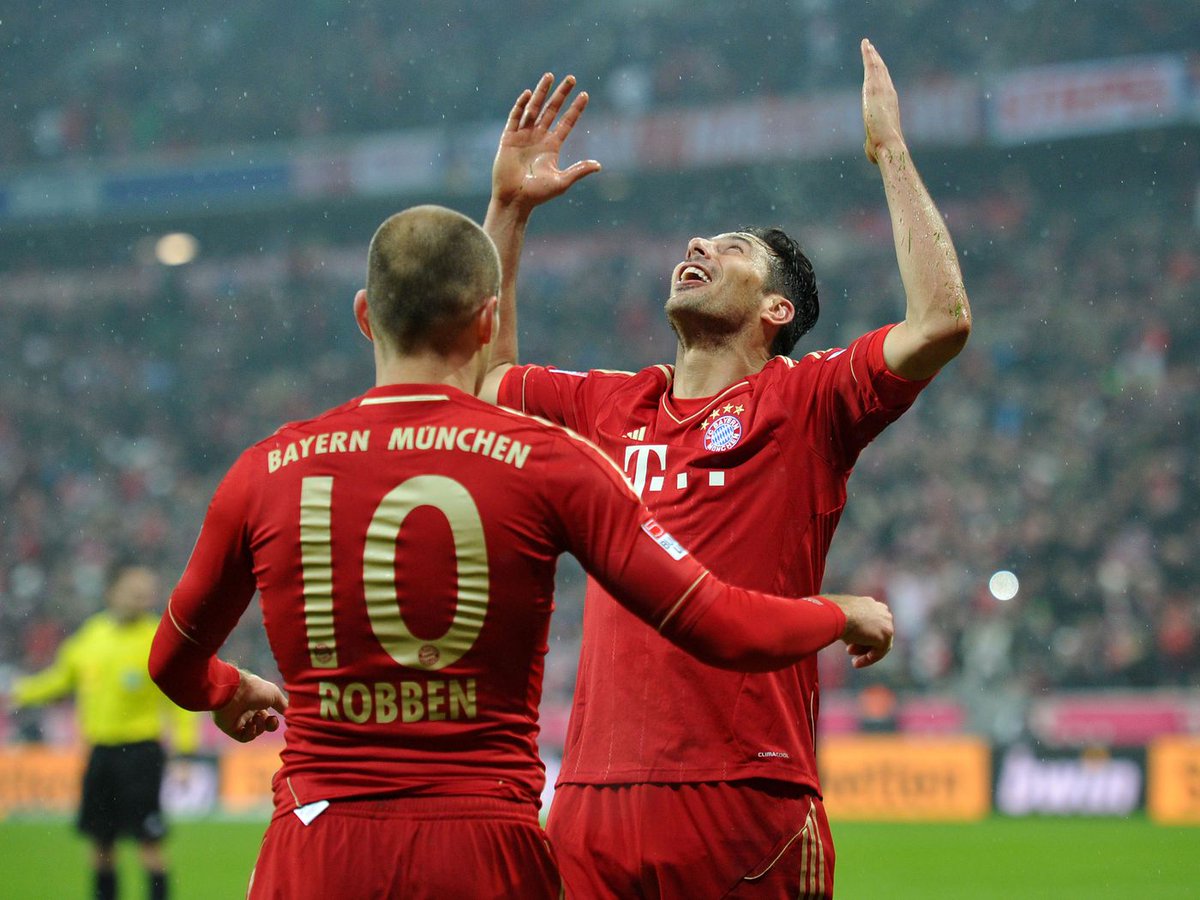 GeoFoot1's tweet photo. 🗓️ OTD in 2013, 🇵🇪 Claudio Pizarro scored FOUR goals as Bayern Munich crushed Hamburg 9-2 in the Bundesliga  💥 https://t.co/2OOAPoyLzQ