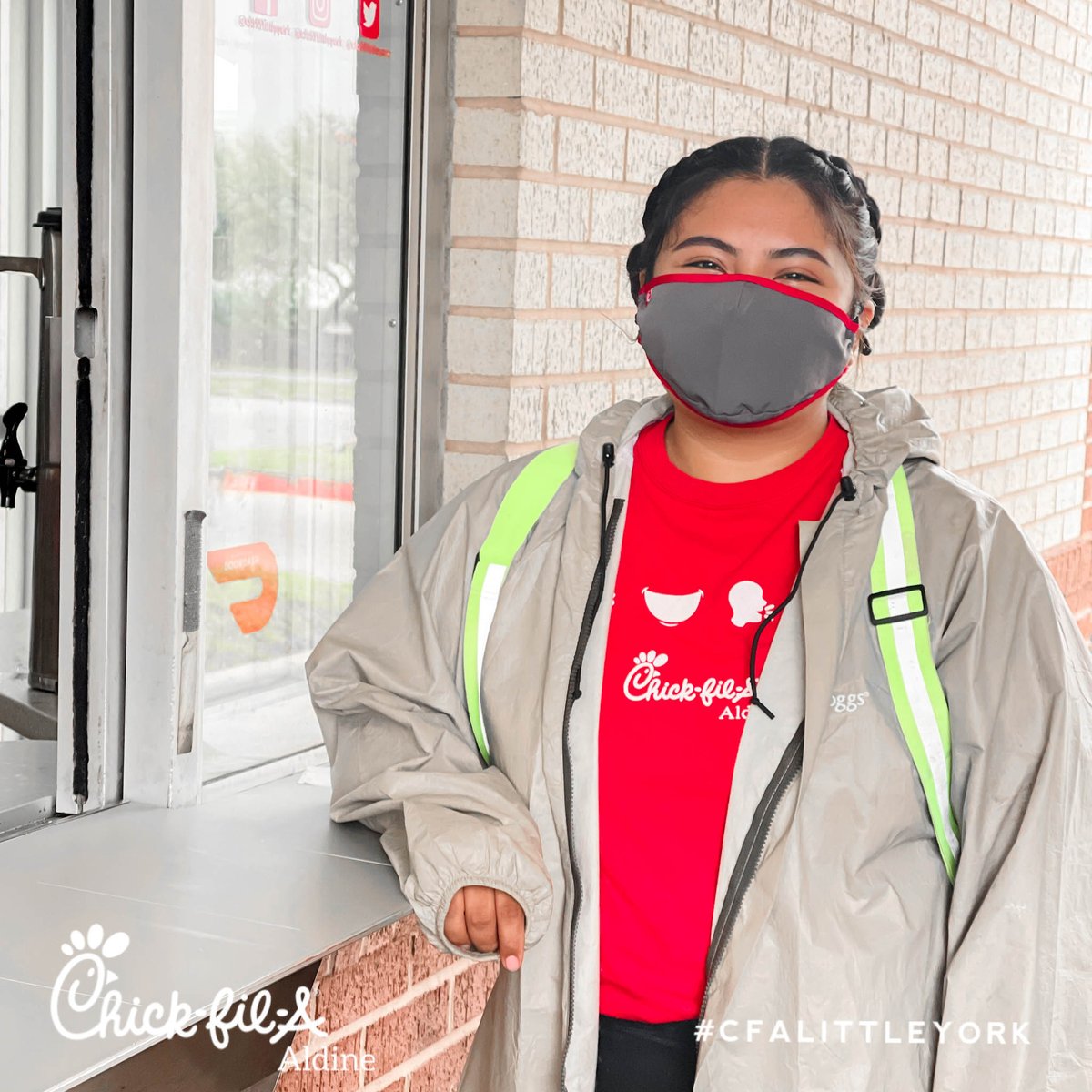 CFA59LittleYork's tweet photo. It's #TeamMemberTuesday, here's Juanita. She is always serving our guest with a smile and great attitude. On her time off she enjoys to draw, on the clock she enjoys serving our guest on curbside! Her dream vacation would be to visit Mata in Europe. When you see her say 👋! https://t.co/Qg7JP5FIiI