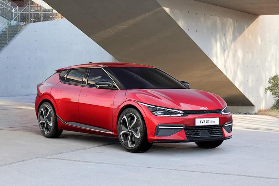 RolandTameling's tweet photo. #PRIMEUR voor @ad_auto / @ADnl #ADauto: de prijzen van de @Kia_nederland #EV6. De instapper kost minimaal €44.595, de GT Line vanaf €56.895 en de retesnelle GT vanaf €63.595. Tesla Model Y-geld, ja, maar dan wel 584 pk en 0-100 in 3,5 sec. Gave nieuwkomer! #HUGEcarguy https://t.co/5Odneqi0cc