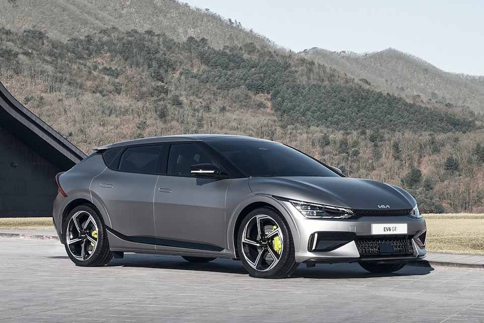 RolandTameling's tweet photo. #PRIMEUR voor @ad_auto / @ADnl #ADauto: de prijzen van de @Kia_nederland #EV6. De instapper kost minimaal €44.595, de GT Line vanaf €56.895 en de retesnelle GT vanaf €63.595. Tesla Model Y-geld, ja, maar dan wel 584 pk en 0-100 in 3,5 sec. Gave nieuwkomer! #HUGEcarguy https://t.co/5Odneqi0cc
