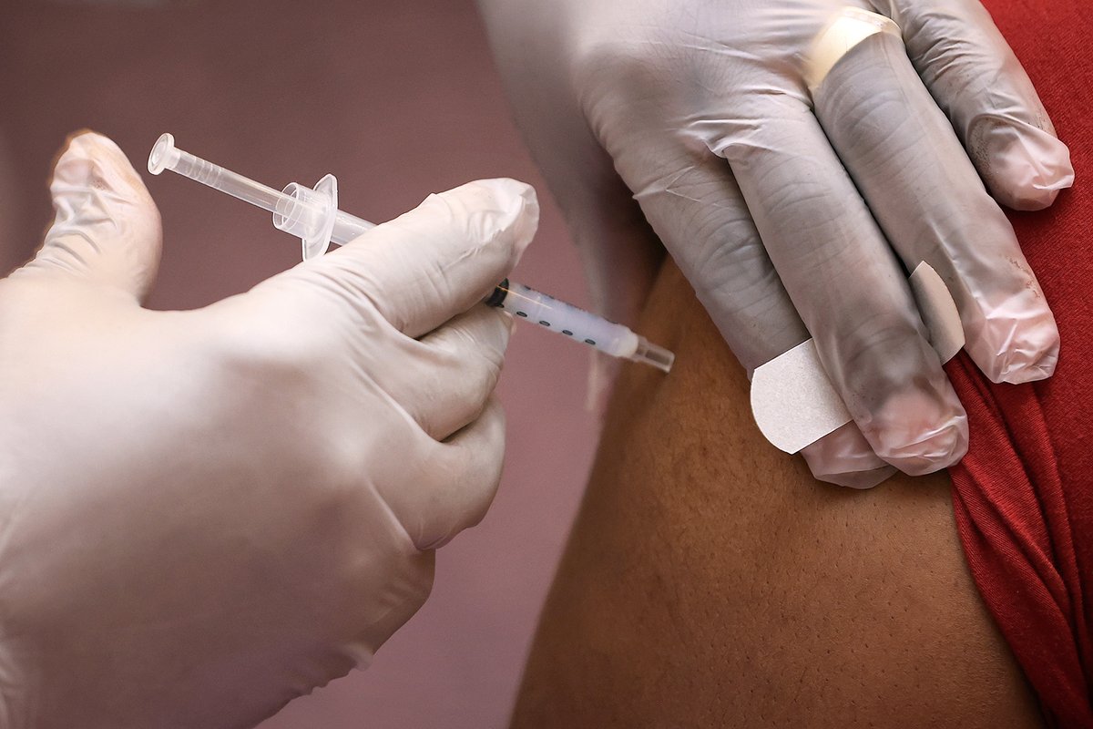 HBCUresearch's tweet photo. A CDC study found that Moderna and Pfizer vaccines are 90% effective after two doses and 80% effective at least 14 days after first dose but before the second dose.

Learn more about this study at https://t.co/BM0uOqNGWt. https://t.co/9mXw7b46oz