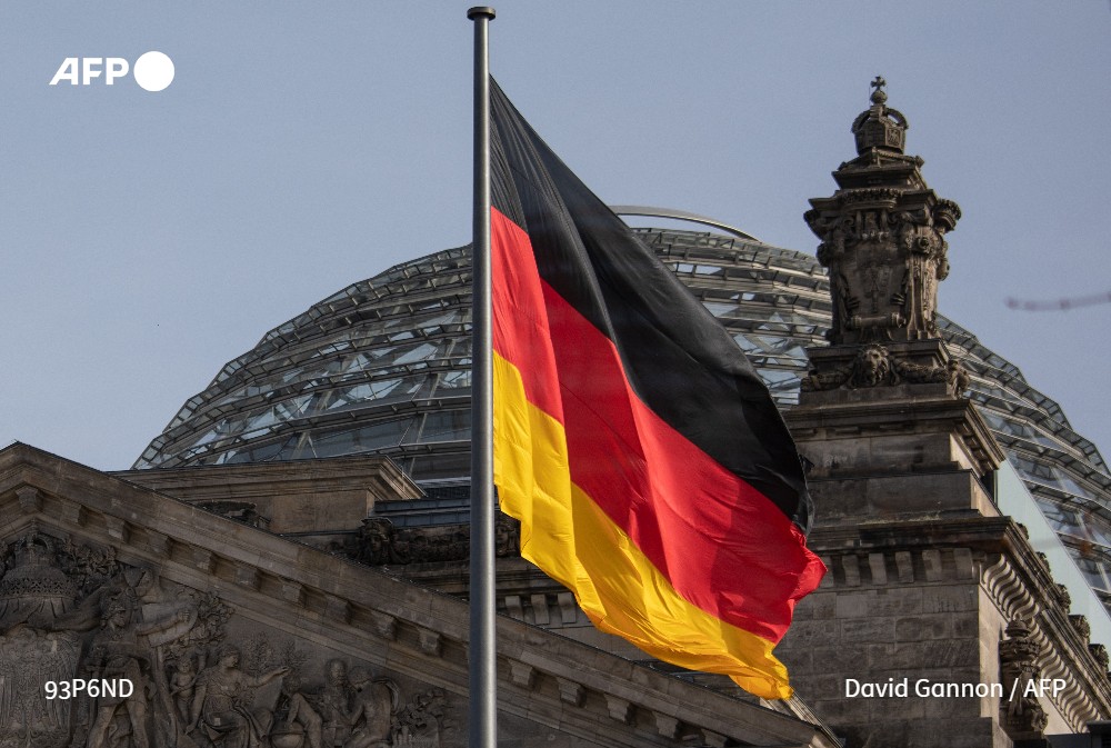 afpfr's tweet photo. L'Allemagne va réserver l'usage du vaccin #AstraZeneca aux personnes âgées de plus de 60 ans après plusieurs cas de formation de caillots sanguins, ont annoncé les ministères de la Santé régionaux et fédéral #AFP https://t.co/wsDxT0egvB