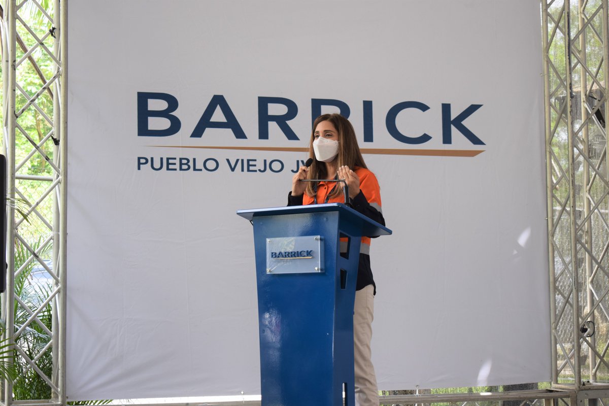 BarrickRD's tweet photo. "Con esta entrega reafirmamos el compromiso de la empresa de elevar la capacidad profesional de los jóvenes de las comunidades vecinas." Juana Barceló, presidenta de Barrick Pueblo Viejo
#ProgramaCreditoBeca #Fundapec #BarrickRD https://t.co/vitVMkKvn9