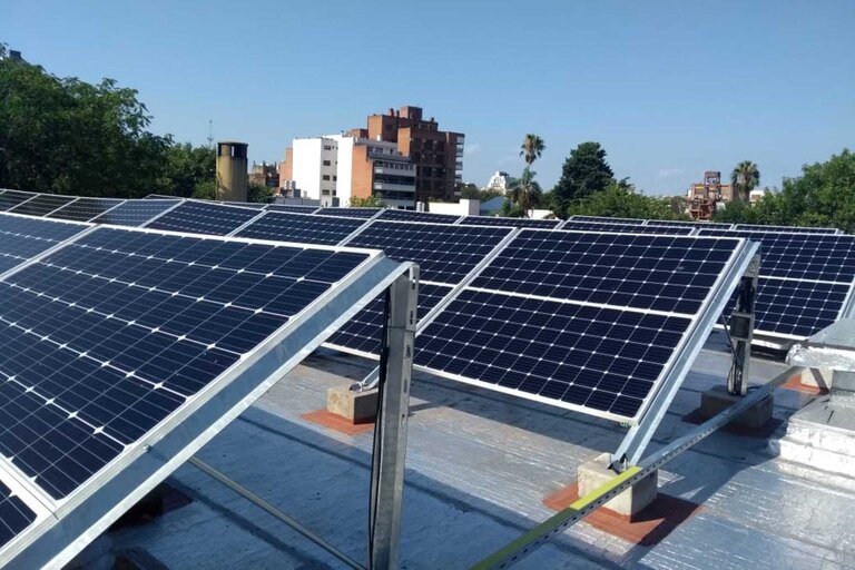 SuriaEnergy's tweet photo. Durante 2020 aumentaron 304% la cantidad de usuarios que generan su propia electricidad a través de paneles solares. Fuente: La Nacion:  https://t.co/XaVy3MkXZ7 #EnergiaSolar #GeneracionDistribuida #EnergiasRenovables https://t.co/1mShxMfHTB
