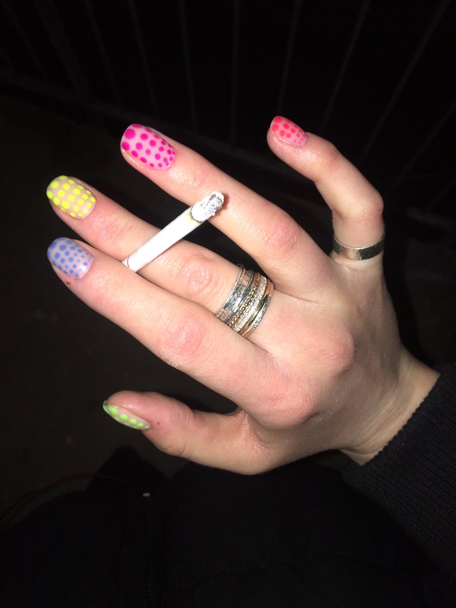 aKillerQueen_'s tweet photo. проиграла в драке с заусенцами https://t.co/cg1MDOUGbn