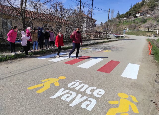 ozdenalpaslan's tweet photo. Yaya önceliği kırmızı çizgimizdir ! Hızını azalt,yayalara yol ver 🚘🚦👩🏻‍🦯🧑‍🦼🧍🧍‍♀️  @ispartamem @dbomeryilmaz @EgirdirMEM @Ahmet_Armutoglu @tugcearseven https://t.co/WjSVnqEXcc