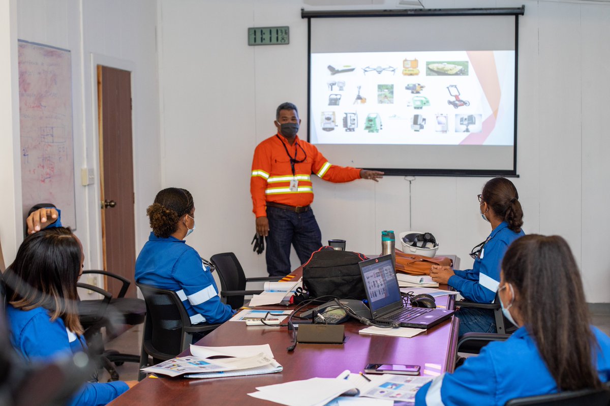 BarrickRD's tweet photo. Algunos beneficios del Programa Crédito – Beca:
-Pasantías en Pueblo Viejo por 4 meses.
-Mentorías por 4 días en las áreas relacionadas a sus estudios y prácticas.
#ProgramaCreditoBeca #BarrickRD #Fundapec https://t.co/BIJi5vKiLi