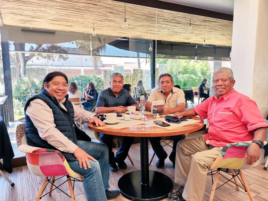 Abogado_Reyes's tweet photo. Un gusto conversar y compartir los sagrados alimentos con mis amigos #ManuelXavier, #GregorioRodriguez (Goyo) y mi estimado @PorfSantillan; juntos construimos una nueva historia, saludos!!! https://t.co/6VPgxhdbJc