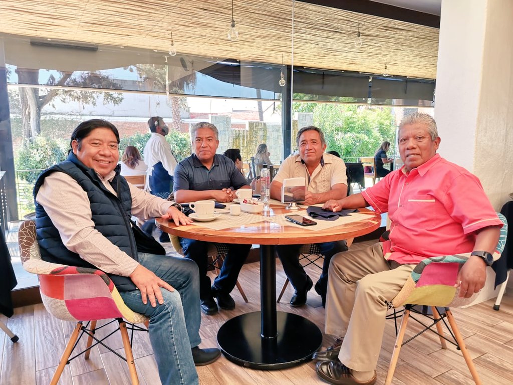 Abogado_Reyes's tweet photo. Un gusto conversar y compartir los sagrados alimentos con mis amigos #ManuelXavier, #GregorioRodriguez (Goyo) y mi estimado @PorfSantillan; juntos construimos una nueva historia, saludos!!! https://t.co/6VPgxhdbJc