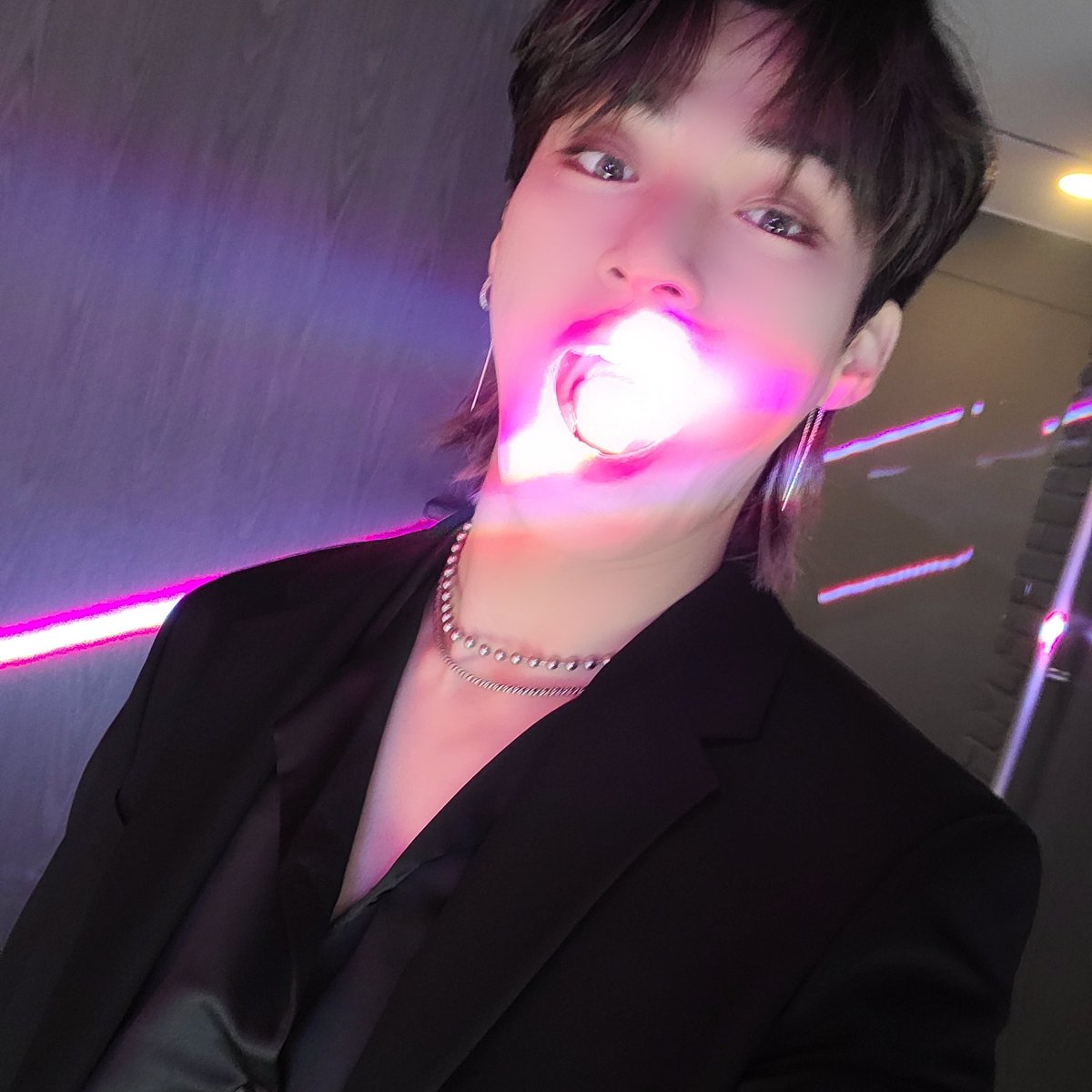 OmegaX_HanGyeom's tweet photo. [#OX]

레이저 맛이 궁금하지 않나요!?
트레일러때 찍은 📷🤳♡
굳 밤하셔유~~

#OMEGA_X #오메가엑스 #한겸 https://t.co/JforWwzXhy