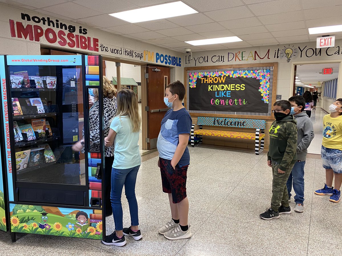 DowlingTigers's tweet image. Celebrating meeting goals by getting a new book! #BookVendingMachine #TigerTough #ReadersAreLeaders