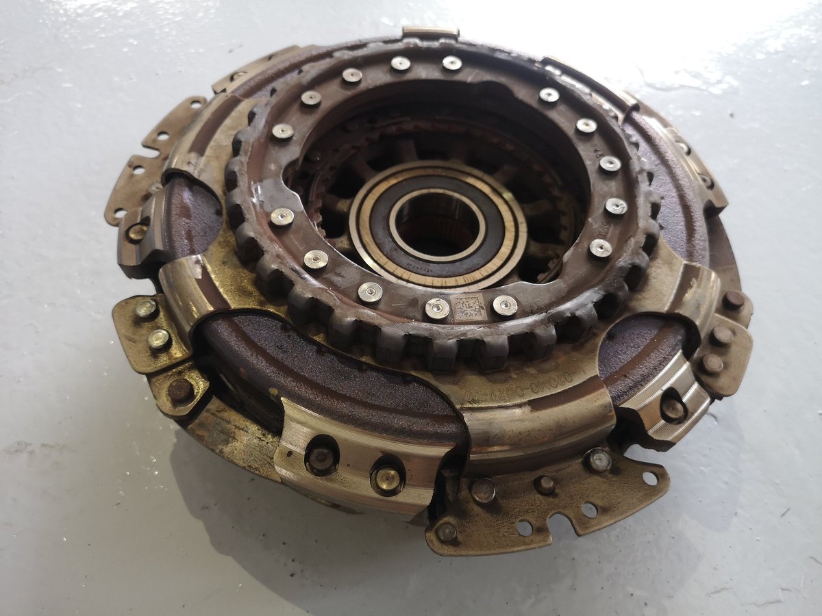 neudinamix's tweet photo. VW Jetta Mk6 1.4TSI with DQ200 DSG came in for clutch change.

Check out how burnt the old clutch pack is!
#vwJetta #VW #dq200 #dsg #repair #repairshop #clutchpack #clutch #sgbusiness #sgcars #neudinamix #mk6jetta #jetta #vwvortex #vagsg #vagcars #Original https://t.co/gsreVIRPUp