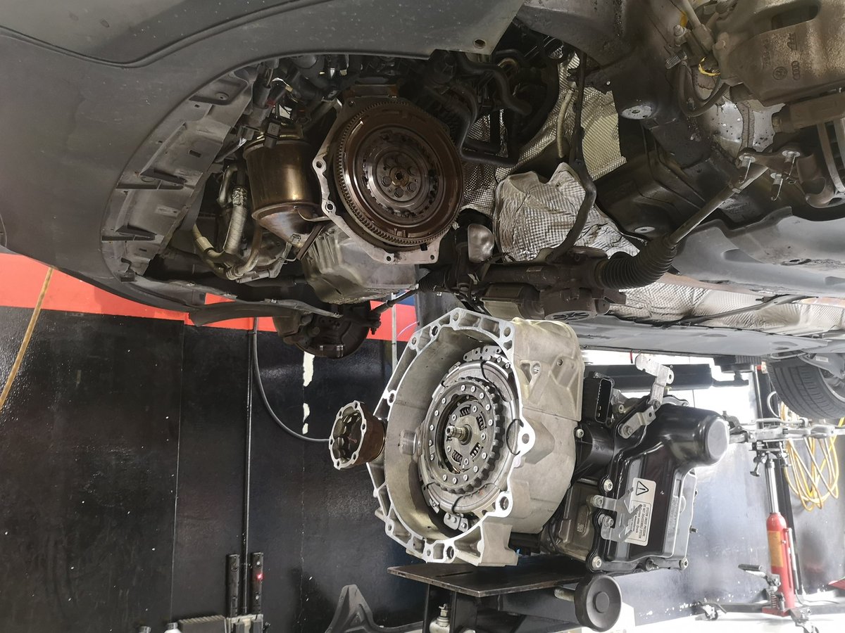 neudinamix's tweet photo. VW Jetta Mk6 1.4TSI with DQ200 DSG came in for clutch change.

Check out how burnt the old clutch pack is!
#vwJetta #VW #dq200 #dsg #repair #repairshop #clutchpack #clutch #sgbusiness #sgcars #neudinamix #mk6jetta #jetta #vwvortex #vagsg #vagcars #Original https://t.co/gsreVIRPUp