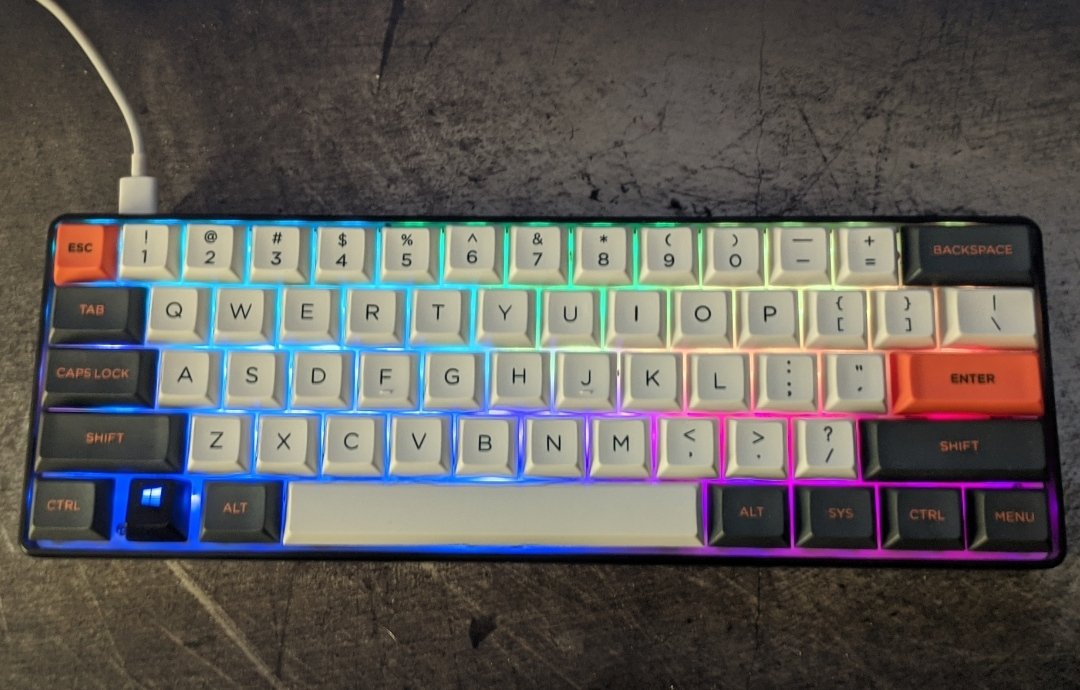n360nat's tweet photo. Fotos del nuevo teclado Custom 60% #gk61keyboard #customkeyboard #customkeycaps #GK61 #dsacarbon #pbtkeycaps #cherrymxred #cherrymx #customsetup #mechanicalkeyboard https://t.co/mnxaK3uAAb