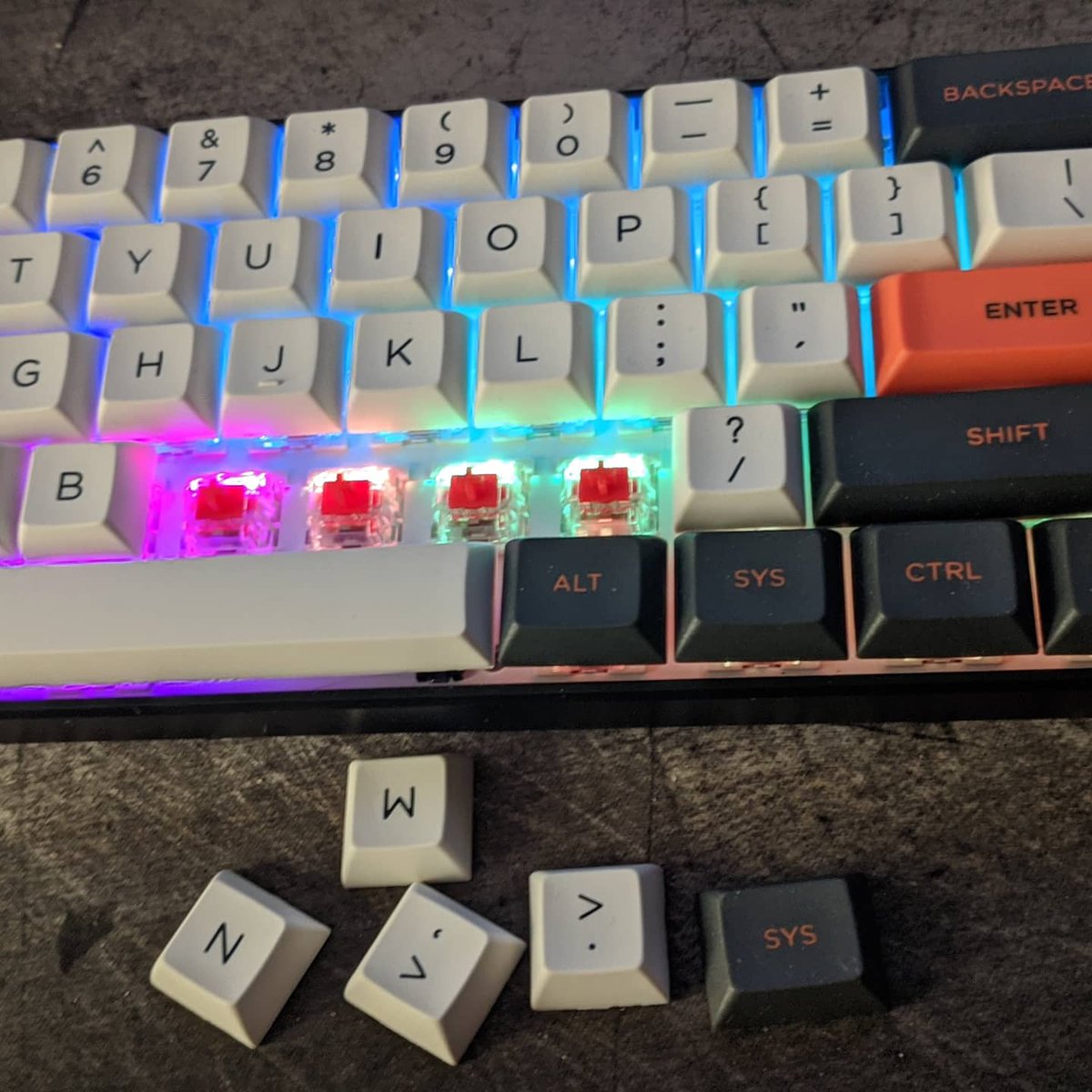 n360nat's tweet photo. Fotos del nuevo teclado Custom 60% #gk61keyboard #customkeyboard #customkeycaps #GK61 #dsacarbon #pbtkeycaps #cherrymxred #cherrymx #customsetup #mechanicalkeyboard https://t.co/mnxaK3uAAb