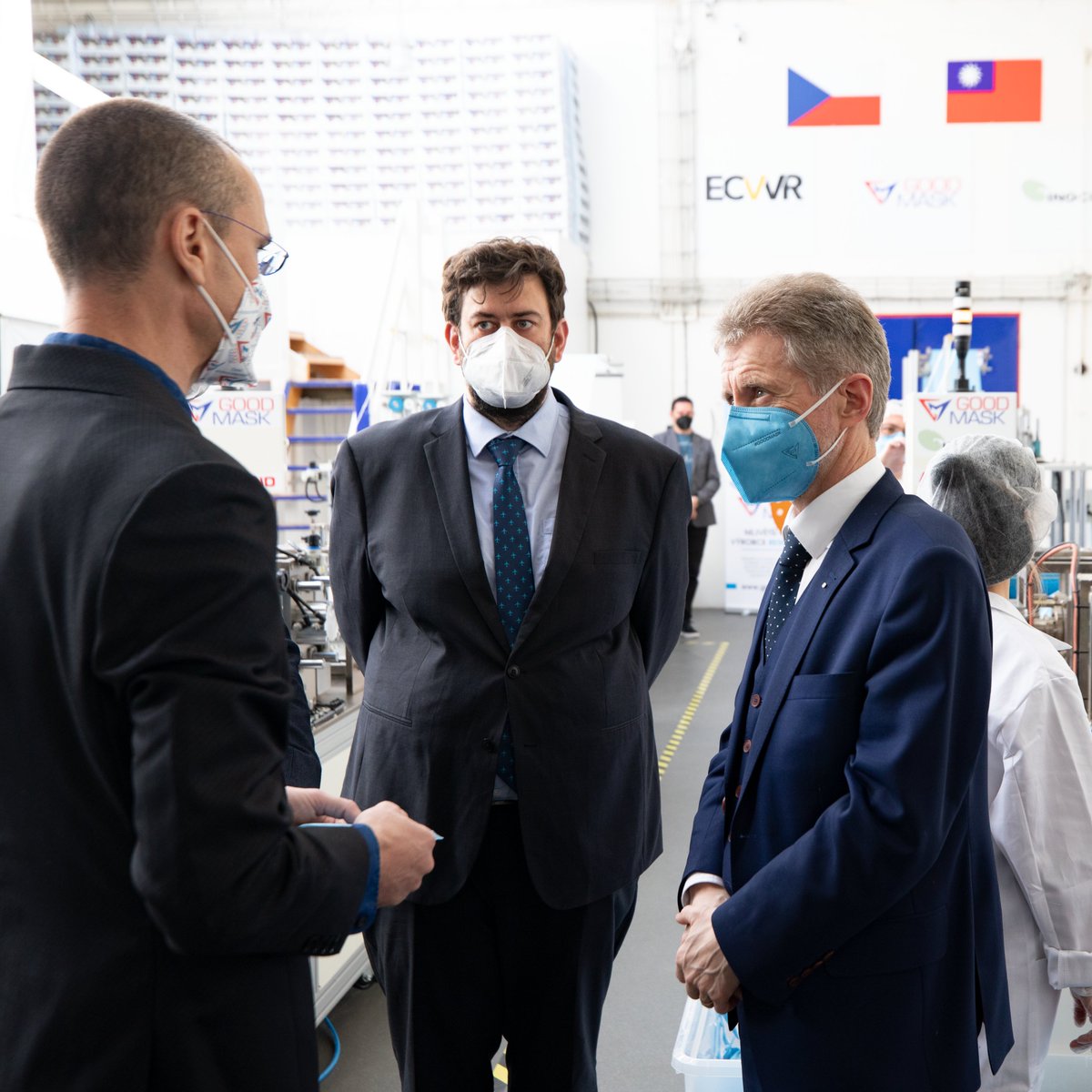 SenatCZ's tweet photo. Výsledky cesty #SenatNaTaiwanu? Na 4 taiwanských linkách v Kunraticích provozovaných @GOODMASK_CZ a @Ino_Cure a 1 lince užívané firmou SPUR ve Zlíně se každý měsíc celkem vyrobí až 5 milionů kvalitních respirátorů😷 Předseda @Vystrcil_Milos dnes zavítal na krátkou prohlídku. https://t.co/nvsP7EkYr8