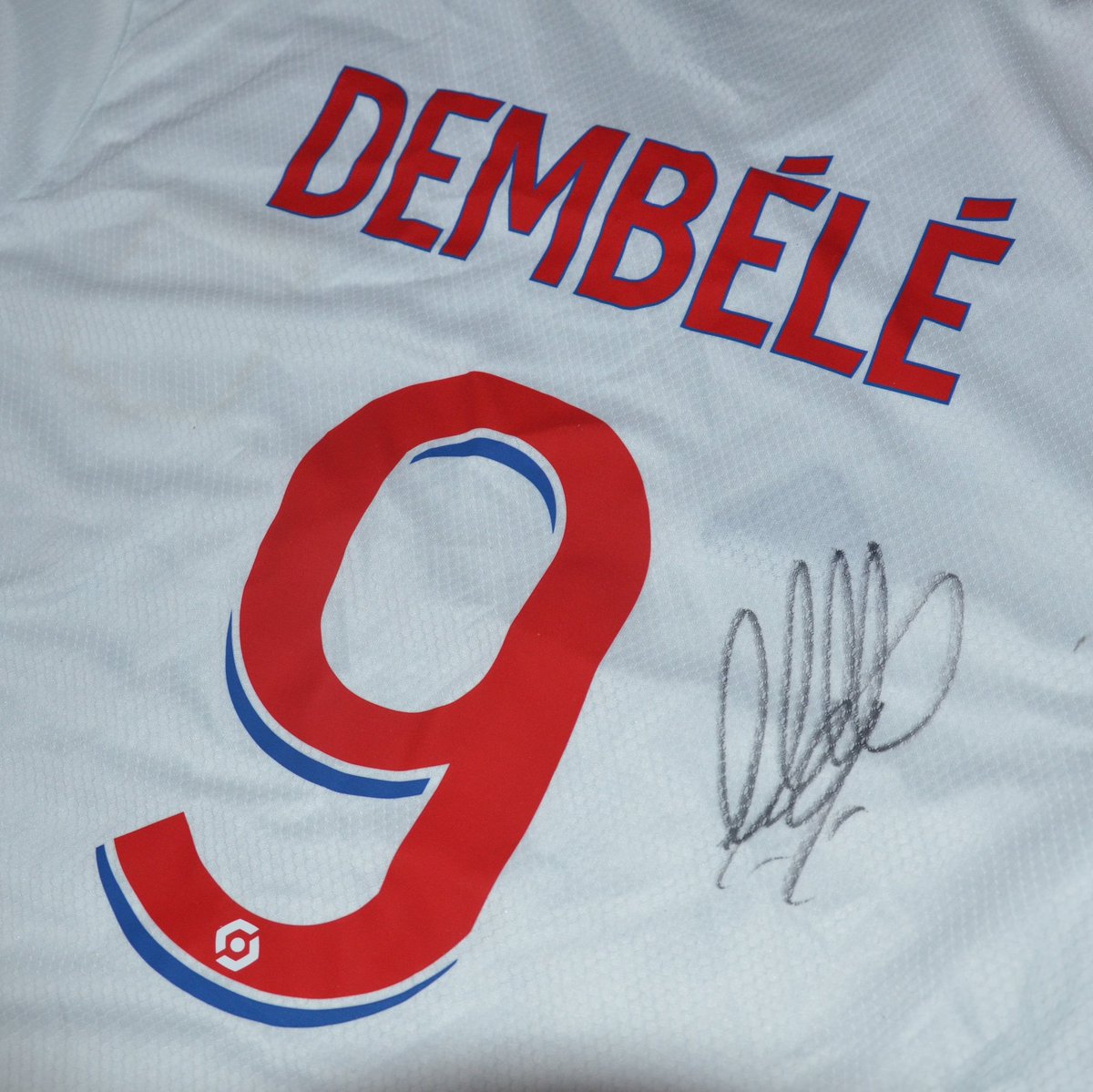 EspoirsduFoot's tweet photo. 🎁 Participer au Green Chelem, c'est aussi l'occasion de tenter de remporter ce maillot @OL signé et offert par @MDembele_10 !

Rendez vous ici : https://t.co/vqYpvefDdw https://t.co/6r0Ms0If6B