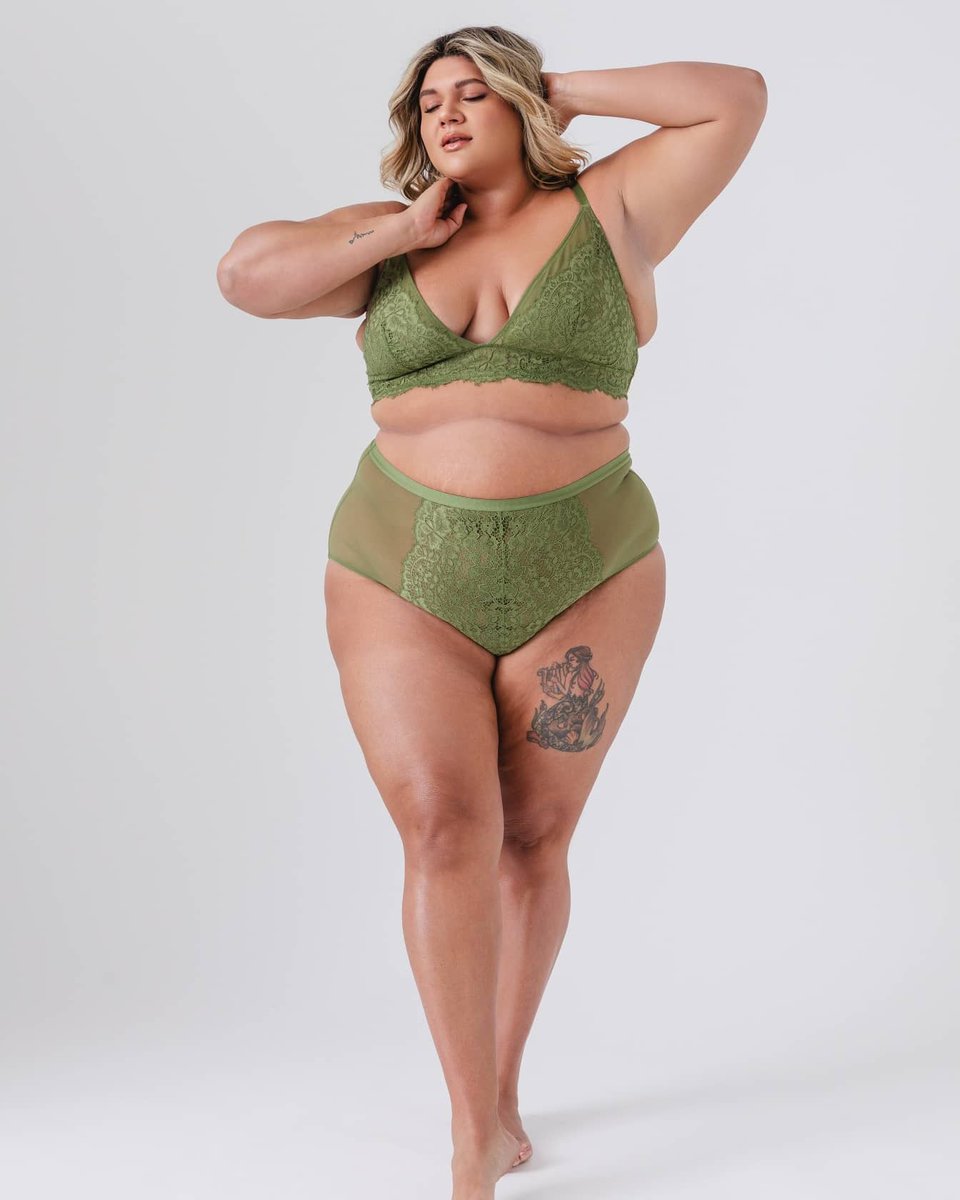 VivaLaCurvy's tweet photo. Hey, lingerie brands, book me. 💚 https://t.co/ymvi2G2l8F
