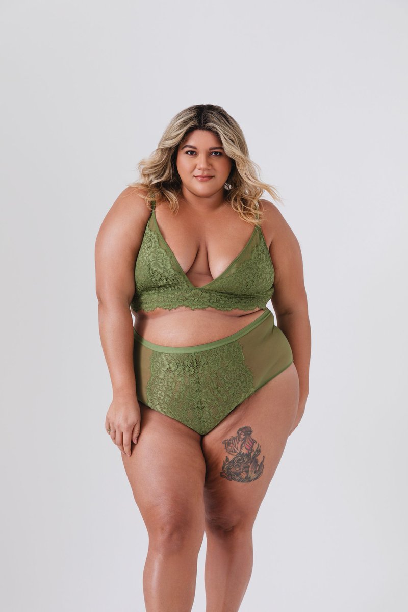 VivaLaCurvy's tweet photo. Hey, lingerie brands, book me. 💚 https://t.co/ymvi2G2l8F