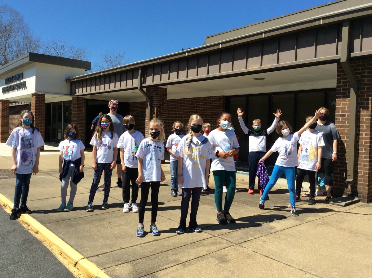 kmcdonaldsclass's tweet photo. Read Across America celebration-throw water balloons at our principals! https://t.co/tJzq3EcuzH