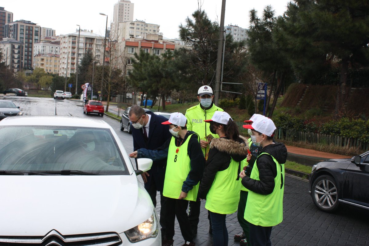 🚦Trafikte yayaların önemli olduğunu hatırlatmak için, biz de kırmızı çizgimizi çektik.<a href="/TC_icisleri/">T.C. İçişleri Bakanlığı</a> <a href="/tcmeb/">Millî Eğitim Bakanlığı</a> <a href="/TC_Atasehir/">T.C. Ataşehir Kaymakamlığı</a> <a href="/IHErtas/">İsmail Hakkı ERTAŞ</a> <a href="/istanbulilmem/">İstanbul İl Millî Eğitim Müdürlüğü</a> @ismail_gunday #YayalarKırmızıCizgimizdir