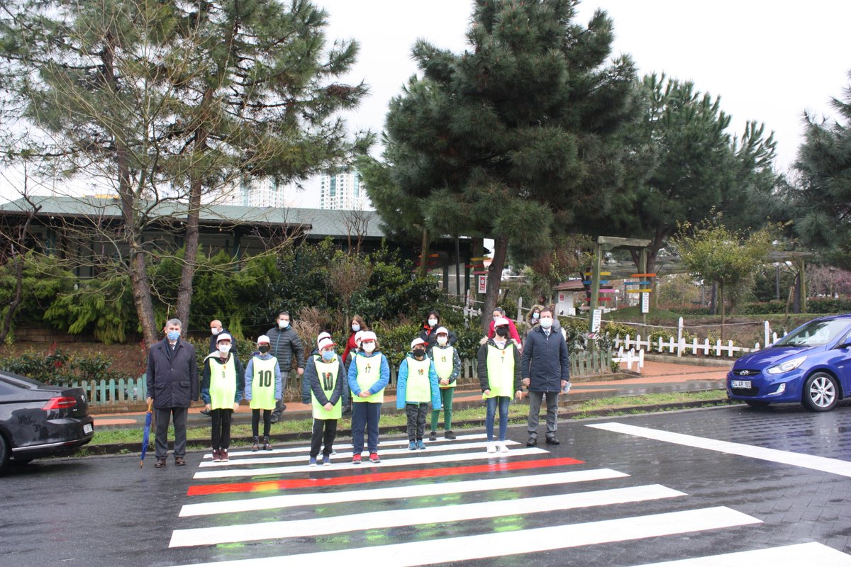 AtasehirMEM's tweet photo. 🚦Trafikte yayaların önemli olduğunu hatırlatmak için, biz de kırmızı çizgimizi çektik.@TC_icisleri @tcmeb @TC_Atasehir @IHErtas @istanbulilmem @ismail_gunday #YayalarKırmızıCizgimizdir https://t.co/vaUcsAqgRU